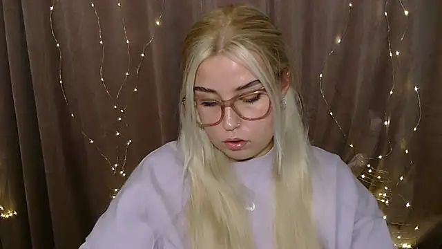 Snapshot of KristyHoney chatting on 12-19-24, 07:29 KristyHoney online show from 12-19-24, 07:29