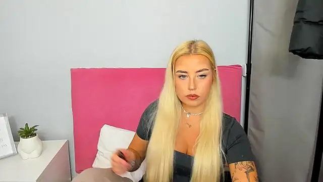 Snapshot of KristyHoney chatting on 01-21-25, 09:13 KristyHoney online show from 01-21-25, 09:13