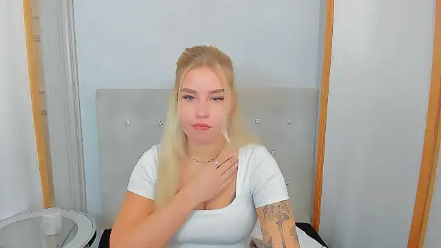 Snapshot of KristyHoney chatting on 03-03-25, 06:26 KristyHoney online show from 03-03-25, 06:26