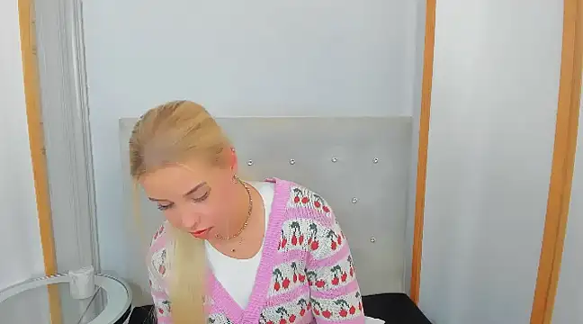 Snapshot of KristyHoney chatting on 03-04-25, 09:51 KristyHoney online show from 03-04-25, 09:51