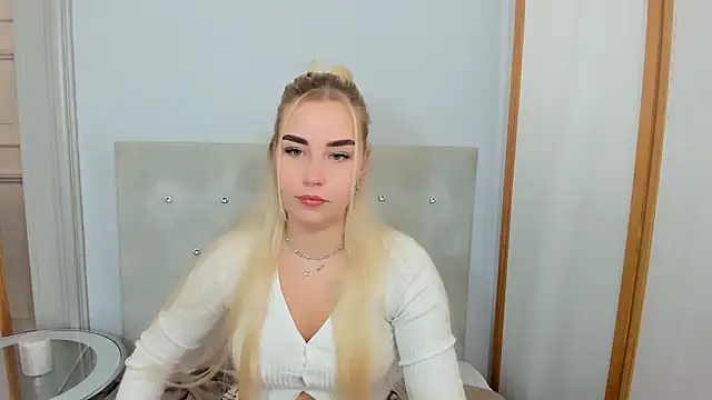 Snapshot of KristyHoney chatting on 03-08-25, 06:10 KristyHoney online show from 03-08-25, 06:10