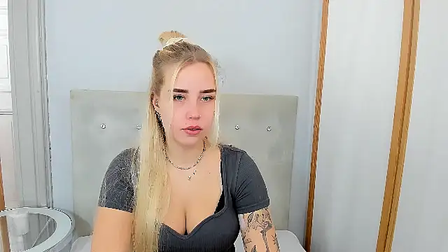 Snapshot of KristyHoney chatting on 03-10-25, 06:27 KristyHoney online show from 03-10-25, 06:27