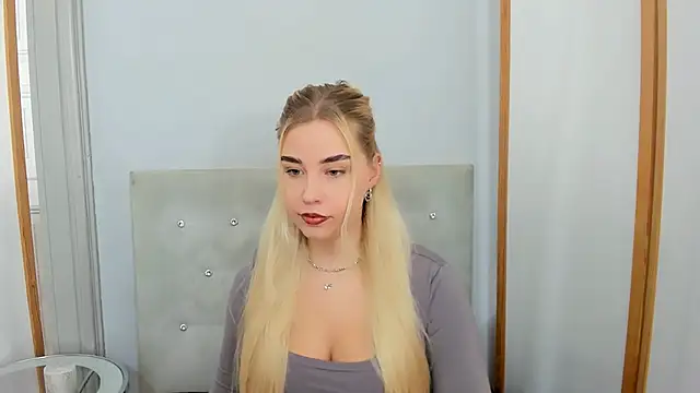 Snapshot of KristyHoney chatting on 03-17-25, 06:18 KristyHoney online show from 03-17-25, 06:18