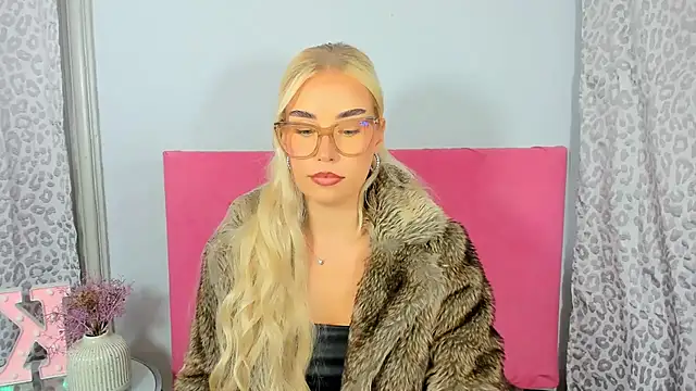 Snapshot of KristyHoney chatting on 10-09-25, 02:15 KristyHoney online show from 10-09-25, 02:15