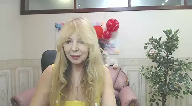 Snapshot of Anna_Diax chatting on 02-19-25, 04:00 Anna Diax online show from 02-19-25, 04:00