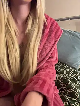 Snapshot of saskiapierce chatting on 10-19-25, 12:33 saskiapierce online show from 10-19-25, 12:33