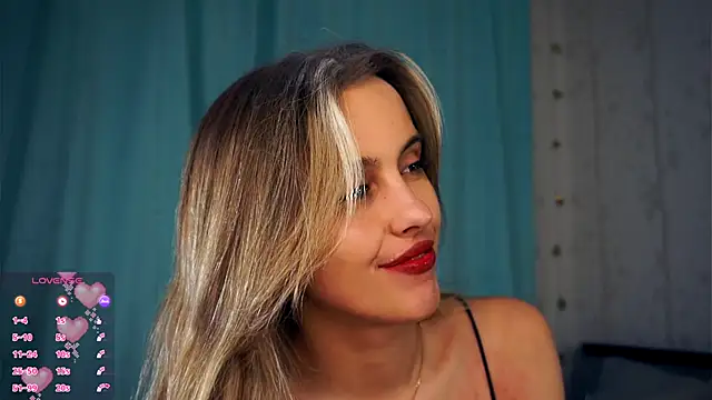 Snapshot of FannyHewson chatting on 10-18-25, 08:42 FannyHewson online show from 10-18-25, 08:42