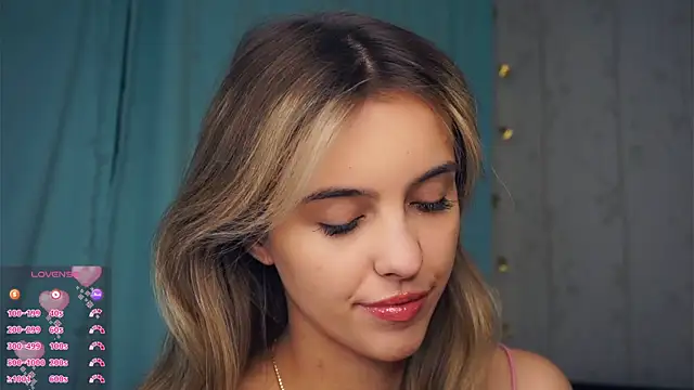 Snapshot of FannyHewson chatting on 10-25-25, 07:41 FannyHewson online show from 10-25-25, 07:41