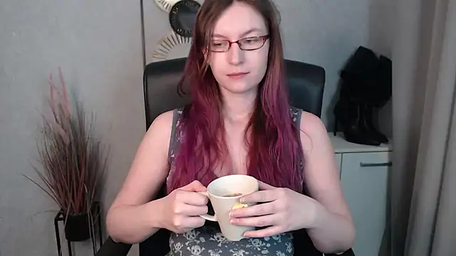 Snapshot of emmaxDelight chatting on 02-06-25, 08:18 emmaxDelight online show from 02-06-25, 08:18