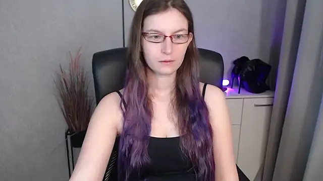 Snapshot of emmaxDelight chatting on 10-10-25, 05:17 emmaxDelight online show from 10-10-25, 05:17