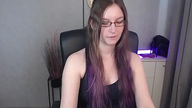 Snapshot of emmaxDelight chatting on 10-20-25, 12:27 emmaxDelight online show from 10-20-25, 12:27