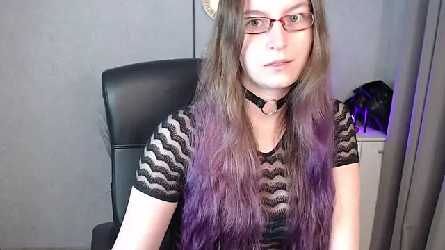 Snapshot of emmaxDelight chatting on 10-22-25, 05:30 emmaxDelight online show from 10-22-25, 05:30