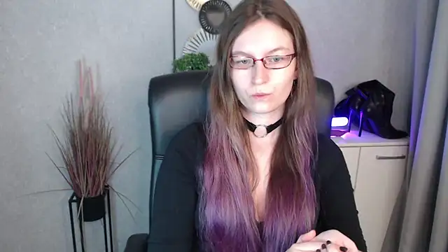 Snapshot of emmaxDelight chatting on 10-28-25, 06:50 emmaxDelight online show from 10-28-25, 06:50