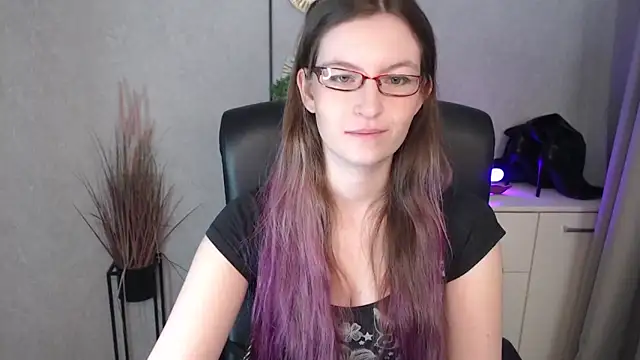 Snapshot of emmaxDelight chatting on 11-05-25, 06:24 emmaxDelight online show from 11-05-25, 06:24