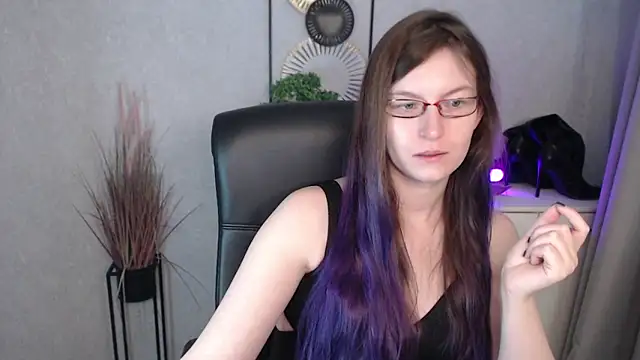 Snapshot of emmaxDelight chatting on 11-06-25, 06:25 emmaxDelight online show from 11-06-25, 06:25