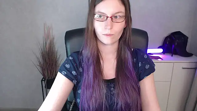 Snapshot of emmaxDelight chatting on 11-13-25, 06:29 emmaxDelight online show from 11-13-25, 06:29