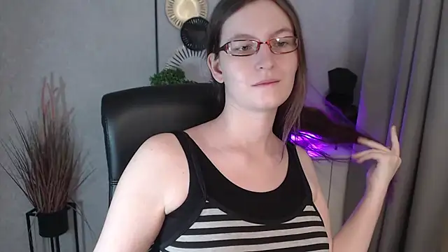 Snapshot of emmaxDelight chatting on 11-18-25, 06:40 emmaxDelight online show from 11-18-25, 06:40