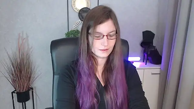 Snapshot of emmaxDelight chatting on 11-19-25, 06:35 emmaxDelight online show from 11-19-25, 06:35