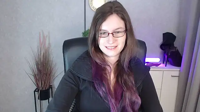 Snapshot of emmaxDelight chatting on 11-21-25, 06:23 emmaxDelight online show from 11-21-25, 06:23