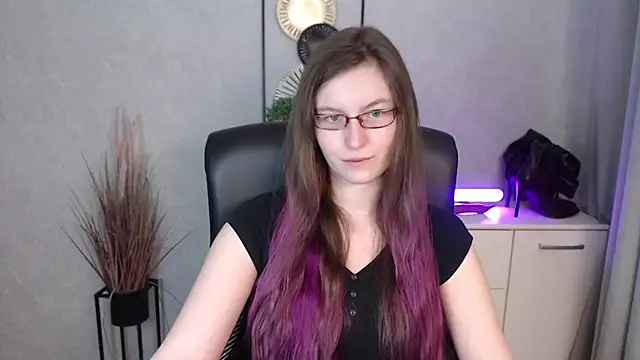 Snapshot of emmaxDelight chatting on 12-15-25, 06:50 emmaxDelight online show from 12-15-25, 06:50