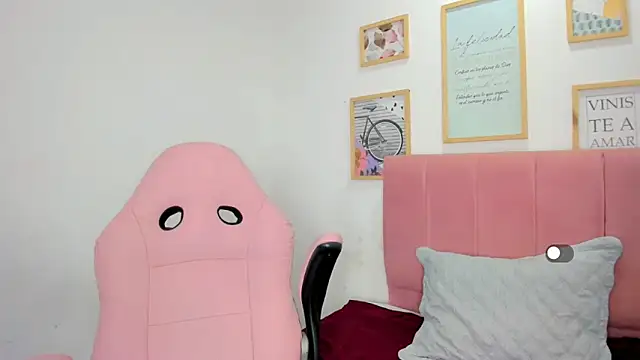 Snapshot of victoria_love89 chatting on 09-21-25, 03:19 victoria love89 online show from 09-21-25, 03:19