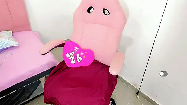 Snapshot of victoria_love89 chatting on 09-27-25, 02:38 victoria love89 online show from 09-27-25, 02:38