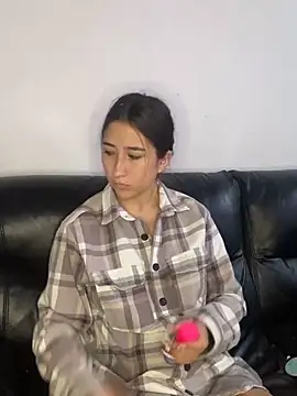 Snapshot of _Luuna chatting on 03-10-25, 04:57 Luuna online show from 03-10-25, 04:57