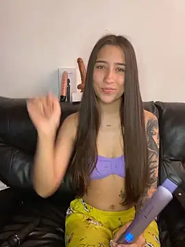 Snapshot of _Luuna chatting on 09-19-25, 02:29 Luuna online show from 09-19-25, 02:29