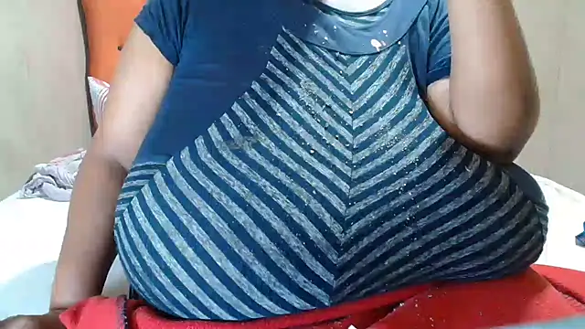 Snapshot of tinagiant chatting on 11-30-25, 09:52 tinagiant online show from 11-30-25, 09:52