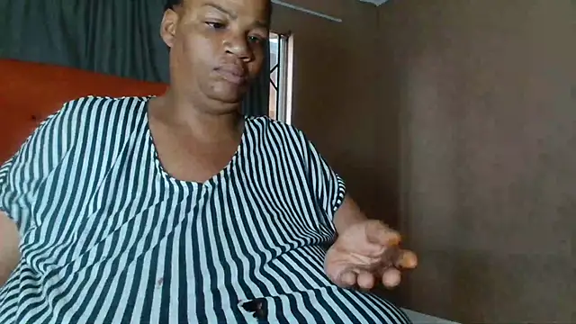 Snapshot of tinagiant chatting on 12-19-25, 03:57 tinagiant online show from 12-19-25, 03:57