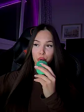 Snapshot of EricaWalls chatting on 11-08-25, 11:25 EricaWalls online show from 11-08-25, 11:25