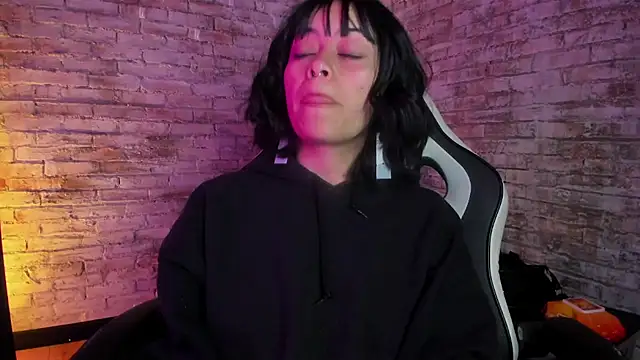 Snapshot of vanelope11 chatting on 09-14-25, 01:10 vanelope11 online show from 09-14-25, 01:10