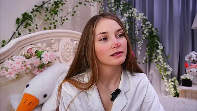 Snapshot of MonaEldon chatting on 11-23-25, 02:44 MonaEldon online show from 11-23-25, 02:44