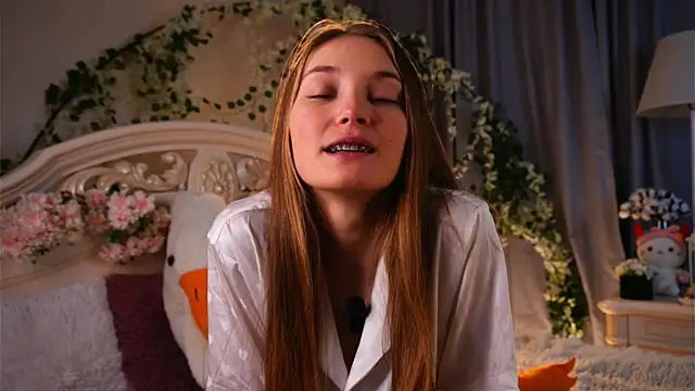 Snapshot of MonaEldon chatting on 12-04-25, 02:21 MonaEldon online show from 12-04-25, 02:21