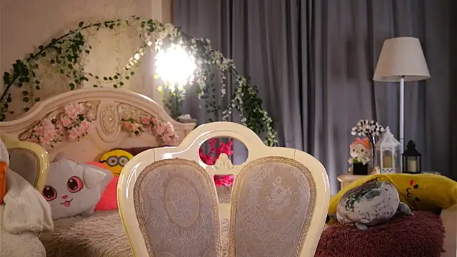 Snapshot of MonaEldon chatting on 12-17-25, 02:28 MonaEldon online show from 12-17-25, 02:28