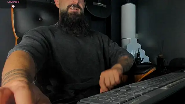 Snapshot of axxelrich_ chatting on 09-13-25, 05:29 axxelrich online show from 09-13-25, 05:29