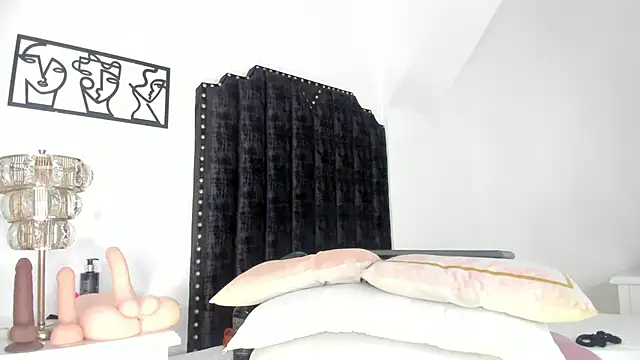 Snapshot of katrina_moore chatting on 02-13-25, 02:31 katrina moore online show from 02-13-25, 02:31