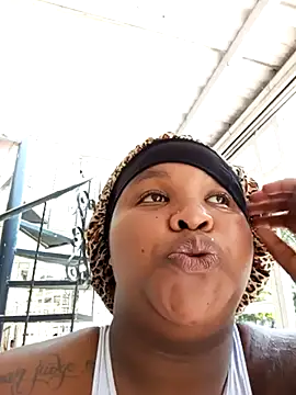 Snapshot of briyinabloom_ chatting on 03-16-25, 08:00 briyinabloom online show from 03-16-25, 08:00