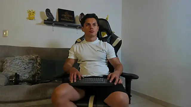 Snapshot of julian_wallace chatting on 11-14-25, 07:56 julian wallace online show from 11-14-25, 07:56