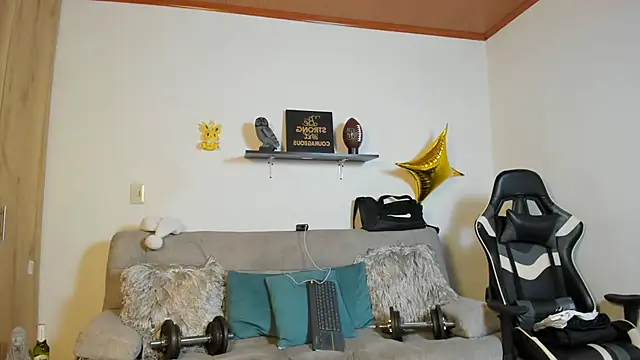 Snapshot of julian_wallace chatting on 12-14-25, 09:19 julian wallace online show from 12-14-25, 09:19