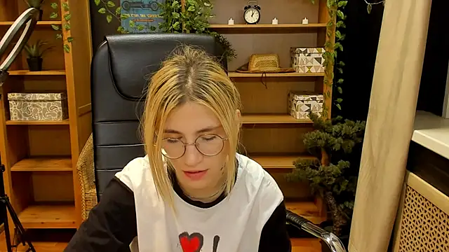 Moon13152 online show from 02-02-25, 12:09