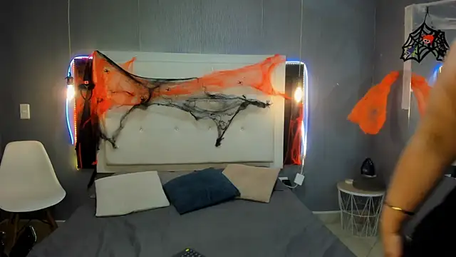 Snapshot of Clarigil chatting on 10-31-25, 09:05 Clarigil online show from 10-31-25, 09:05