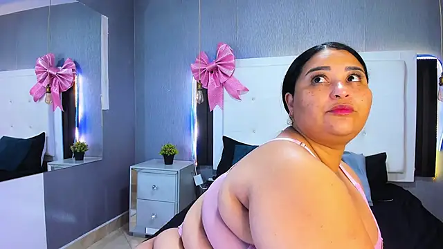 Snapshot of Clarigil chatting on 11-29-25, 10:35 Clarigil online show from 11-29-25, 10:35