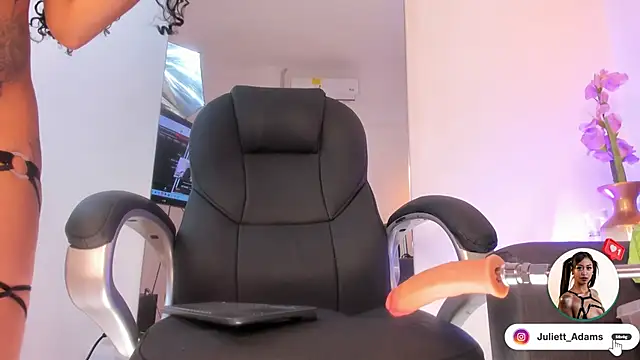 Snapshot of Juliett_Adams_ chatting on 10-18-25, 01:08 Juliett Adams  online show from 10-18-25, 01:08