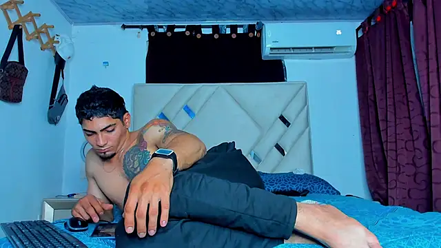 Snapshot of Rich_boy01 chatting on 01-21-25, 02:43 Rich boy01 online show from 01-21-25, 02:43