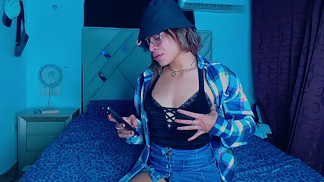 Snapshot of Rich_boy01 chatting on 02-09-25, 02:49 Rich boy01 online show from 02-09-25, 02:49