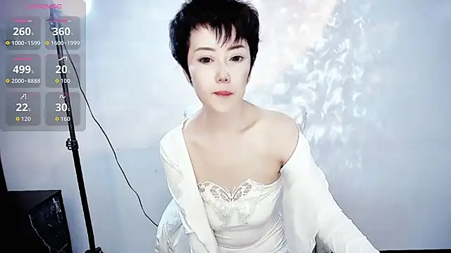 Snapshot of 9ering-Er chatting on 10-27-25, 09:52 9ering-Er online show from 10-27-25, 09:52