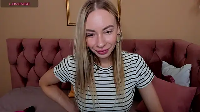 Snapshot of Diana_Garrett chatting on 03-23-25, 01:31 Diana Garrett online show from 03-23-25, 01:31