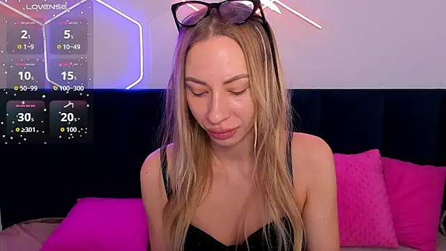 Snapshot of Diana_Garrett chatting on 10-10-25, 01:37 Diana Garrett online show from 10-10-25, 01:37