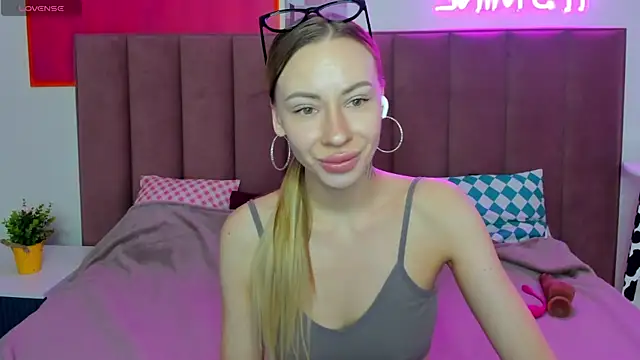 Snapshot of Diana_Garrett chatting on 10-16-25, 01:50 Diana Garrett online show from 10-16-25, 01:50